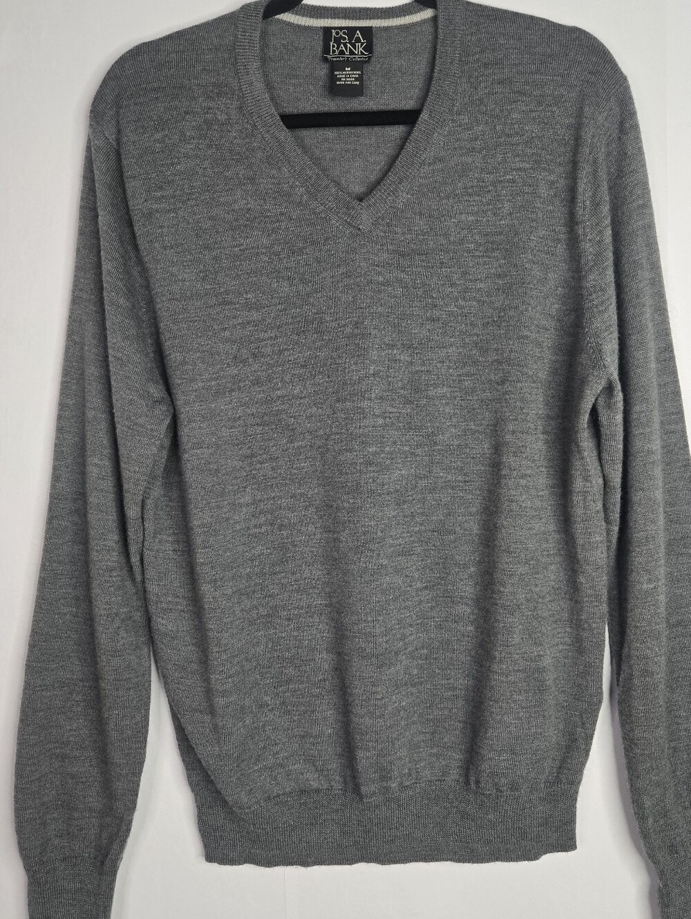 Jos. A. Bank Men Size M 100% Merino Wool Luxury V-neck Sweater In Medium Gray